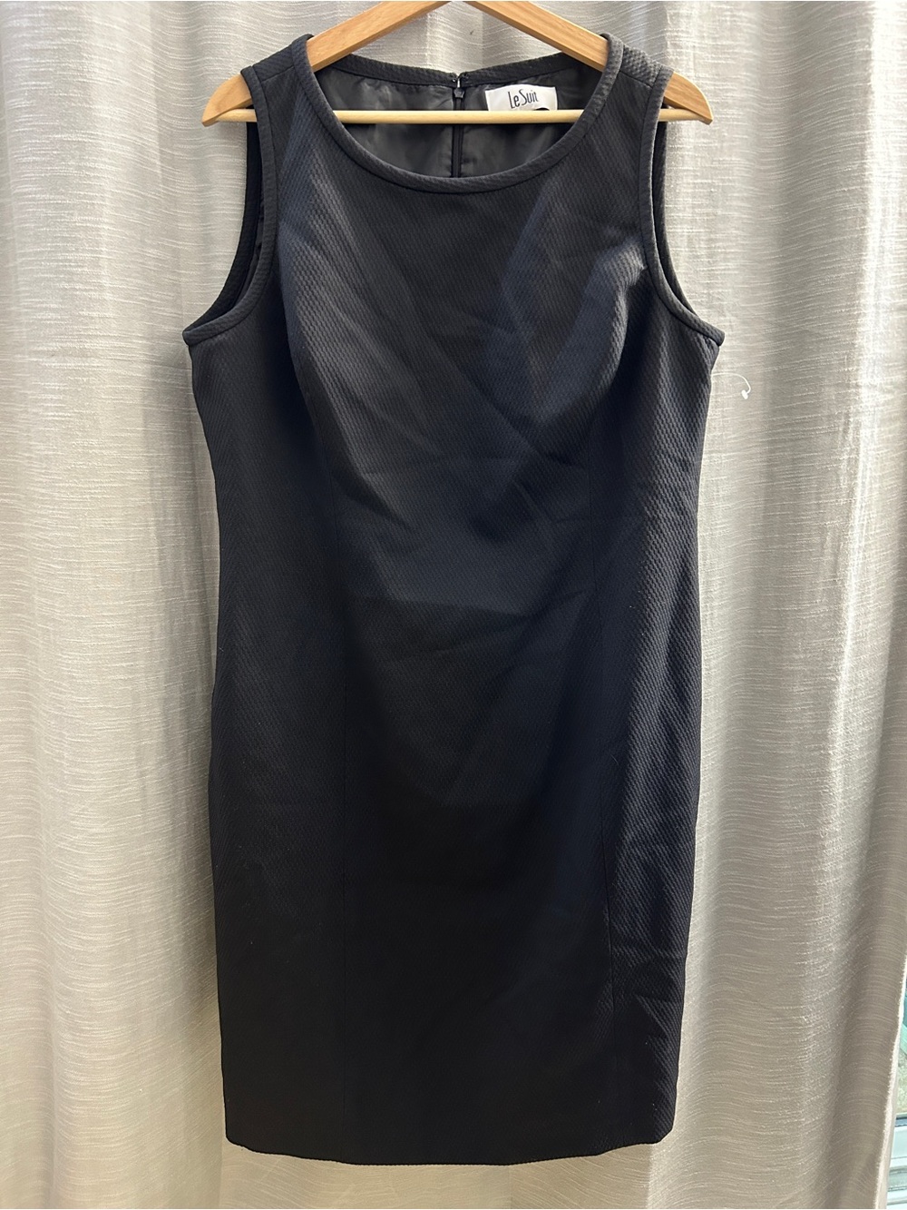 Le Suit Black Textured Pique Sheath Dress Sleeveless Lined Career Work Knee Leng